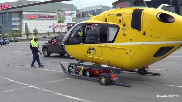 Транспортировка вертолета с помощью электротележки HELIRUSSIA 2016 смотреть онлайн