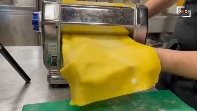 I tagliolini cacio, pepe e tartufo di chef Giovanni Ricciardella смотреть онлайн