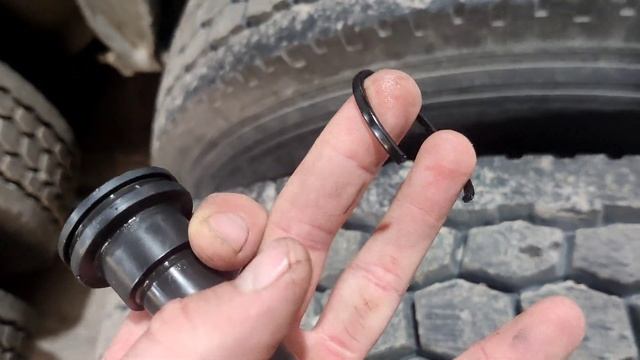 Freightliner inter-axle differential problem / bad o-ring/ oil leak and airleak! смотреть онлайн