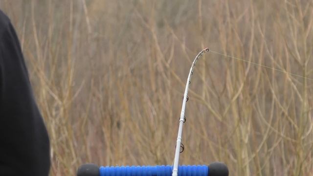 БАТОНИСТА ПЛІТКА КЛЮЄ ДУПЛЕТАМИ. Рибалка на фідер весною смотреть онлайн