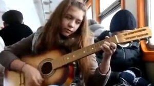 Девушка поет французкую песню под гитару в электричке