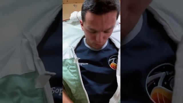 Космонавты тоже спят. Но как это делать на МКС? #космос #nasa #shorts смотреть онлайн