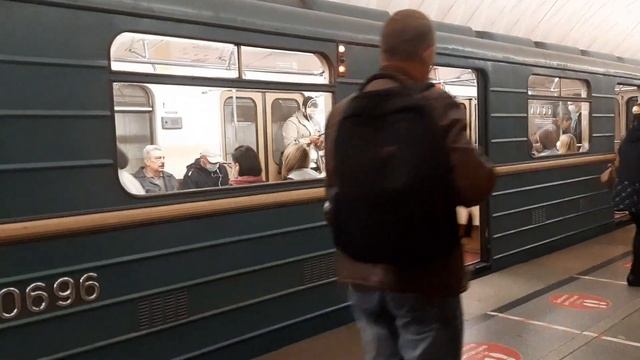 Прибытие и отправление 81-714/717.5 Номерной на стании Тургеневская смотреть онлайн