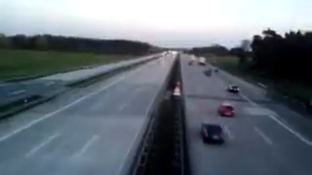 Автобан А7 с моста на Celler Strasse смотреть онлайн