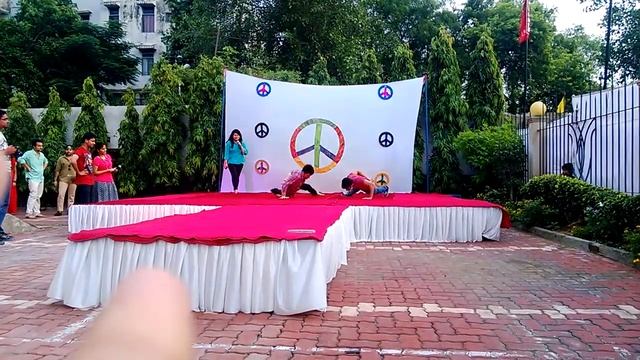 single hand Push ups Battle at FIIB DELHI смотреть онлайн