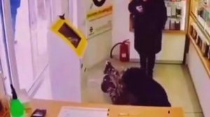 КОГДА ПОДСКОЛЬЗНУЛСЯ В МАГАЗИНЕ