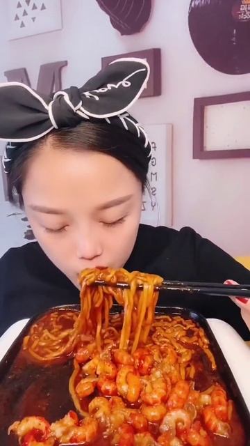 ASMR lady EATING HOT NOODLE , SPICY NOODLE, 113 #short смотреть онлайн