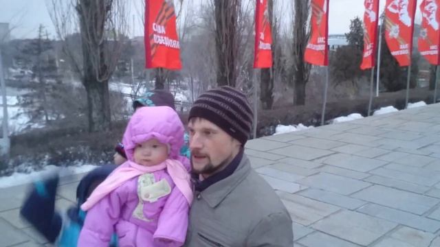 Восхождение на Мамаев Курган для возложения цветов в годовщину победы в Сталинградской битве! смотреть онлайн