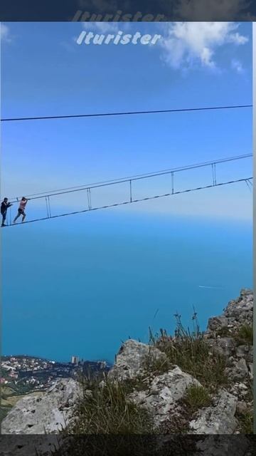 Подвесной мост над пропастью Ай Петри, Крым #shorts смотреть онлайн