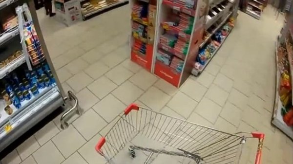Дрифт на тележке в магазине
