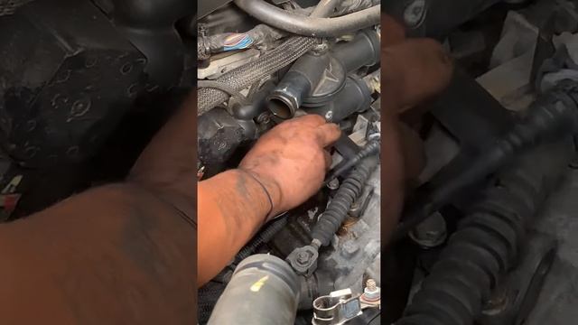 2009 Jeep Patriot upper radiator hose and thermostat replacement смотреть онлайн