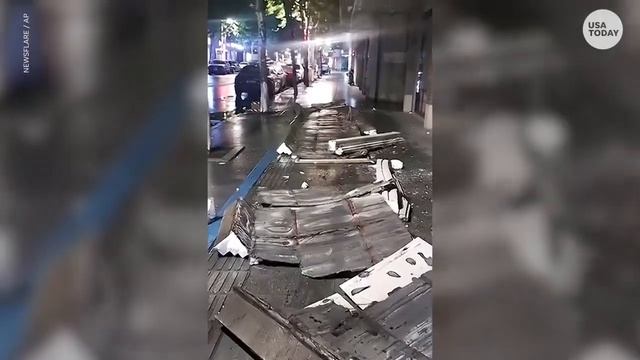Woman barely escapes serious injury when billboard crashes down | USA TODAY смотреть онлайн