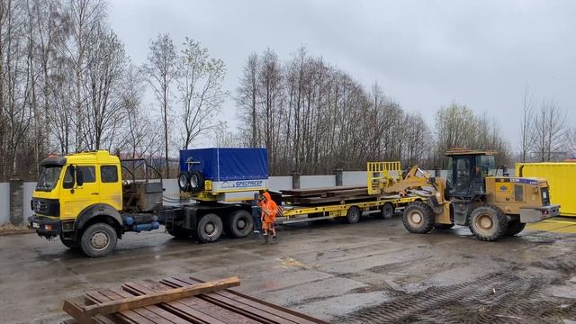 Выгрузка инвентарных рельсов фронтальным погрузчиком смотреть онлайн