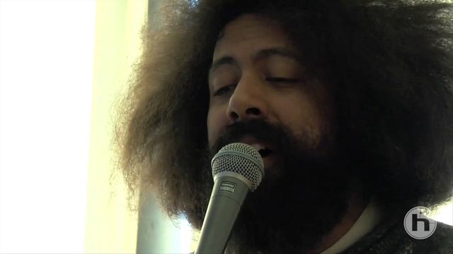 VoiceLive Touch - Reggie Watts in the studio with vocal FX & VLOOP смотреть онлайн
