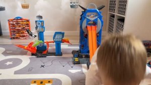 Показываем Hot wheels mega garage и hot wheels city аэропорт