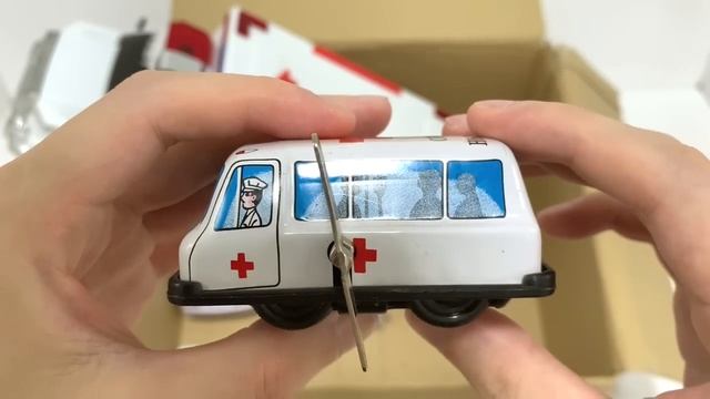 Возьмите мини-автомобили скорой помощи из большой коробки. И услышите сирены скорой помощи