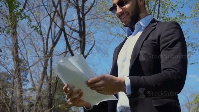 Man goes home after business trip смотреть онлайн