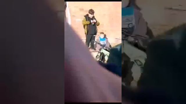 гуляю с друзьями (там первые 14 сек там я забыл убрать этот момент!) лично ютубу не банте меня смотреть онлайн
