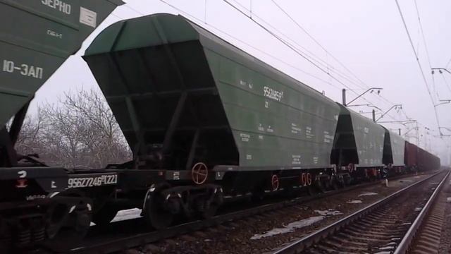 Электровоз ВЛ8м-1233 с грузовым, с хопперовым грузовым поездом смотреть онлайн