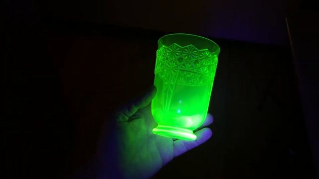Uranium glass in 395 nM UV light смотреть онлайн