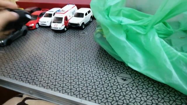 Большой пакет с модельками много разной модельки машинок, обзор модельки