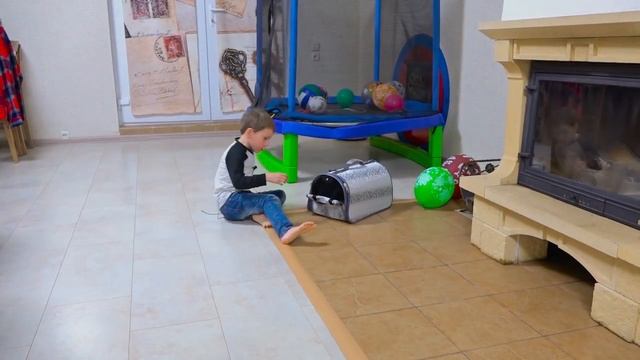 bogdan-ostalsya-odin-doma-bez-sveti-i-mami_(videomega.ru)