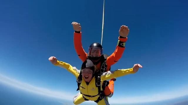 Tandem Parachute Jump- Dana Butt Algarve 2017 смотреть онлайн