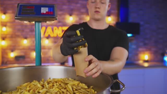 СКОЛЬКО ПОЛУЧИТСЯ КАРТОШКИ ФРИ ИЗ 1 МЕШКА КАРТОФЕЛЯ? смотреть онлайн