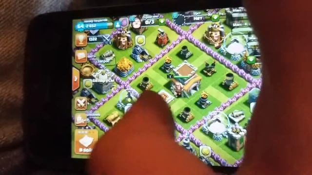 Маленький школьник  играет в клэш офклэнц