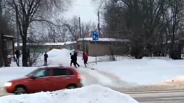 20210211 - Подростки кидаются снежками в проезжающие машины смотреть онлайн