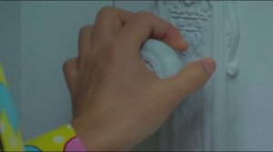 Мужчину заперли в комнате, где он  с кнопками делает всякое