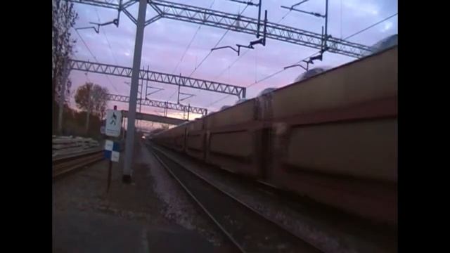 #108: DB Schenker Class 90026 passing Acton Bridge (30/11/13) смотреть онлайн