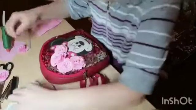 мастер – класс «Необычайная простота и изящный декор салфеток». смотреть онлайн