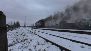 Дым при разгоне: Тепловоз ТЭП70-0244 едет за поездом № 064 на Псков-Туристский