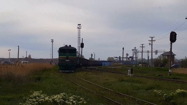 Грузовой поезд Бессарабка - Березино. Тепловоз 2ТЭ10У-0485. Станция Бессарабская смотреть онлайн
