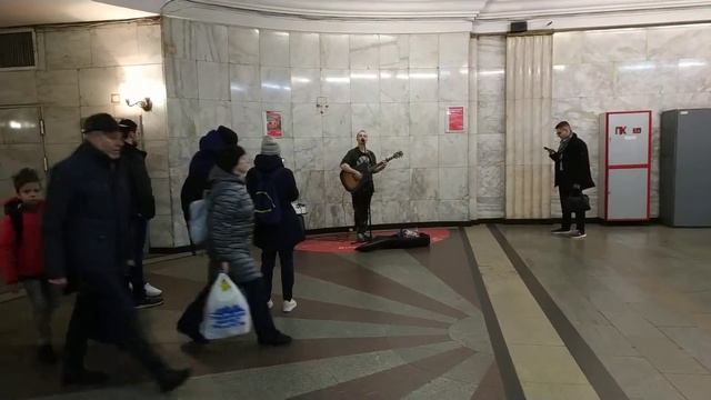 Парень круто поёт в метро. Cool song in subway(2) смотреть онлайн