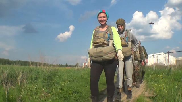 Ватулино. Прыжок с парашютом, май 2014. Идем к самолету смотреть онлайн