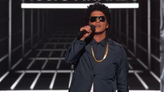 Bruno Mars apresentando o "Icon Awards" para Janet Jackson (Billboard Music Awards 2018) смотреть онлайн