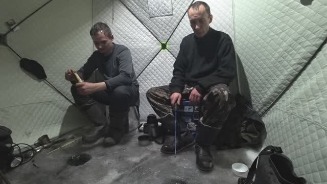 РЫБАЛКА НА НАЛИМА ЗИМОЙ НА СТУК И НА ЖЕРЛИЦЫ НА РЕКЕ. смотреть онлайн