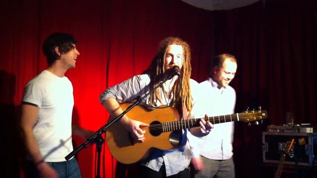 Newton Faulkner - Write It On Your Skin Live with Jamie Ruders and Ali Finlayson смотреть онлайн