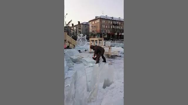 На центральной площади Уссурийска режут лед смотреть онлайн