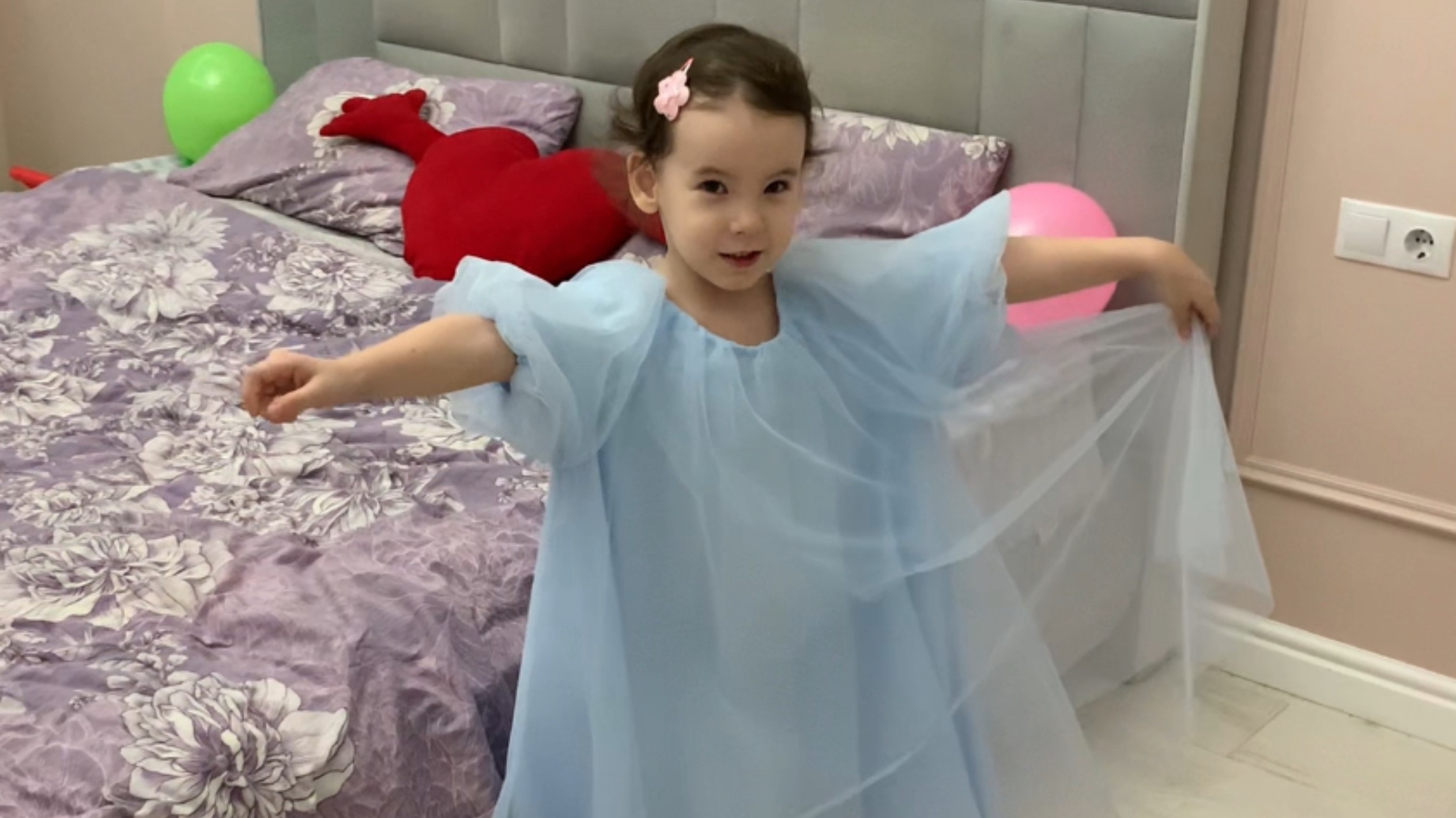 Мадина делает обзор на свою комнату