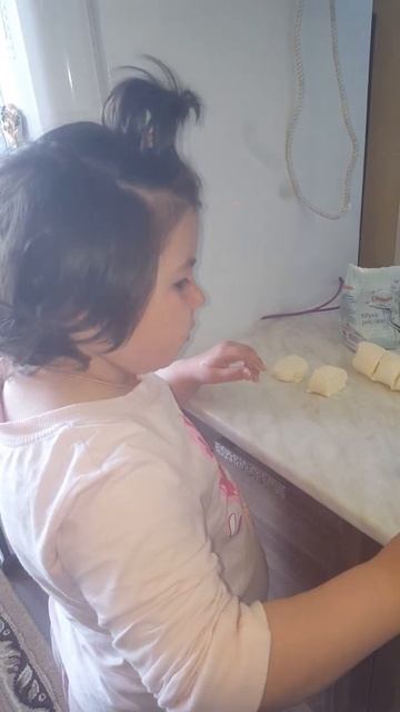 Сырники. Доченька помогает бабушке смотреть онлайн