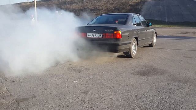 BMW e34 burnout смотреть онлайн