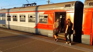 ПРИБЫТИЕ И ОТПРАВЛЕНИЕ ЭЛЕКТРОПОЕЗДА ЭР2Т 7198 СООБЩЕНИЕМ СПБ БАЛТИЙСКИЙ - СИВЕРСКАЯ