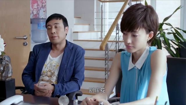 女總裁撞見窮大叔和富婆逛街，心裏暗自吃醋，回公司借著工作的名義朝他發火！ смотреть онлайн