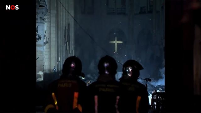 NOTRE-DAME: Beelden van de binnenkant van de kathedraal na de brand in Parijs смотреть онлайн