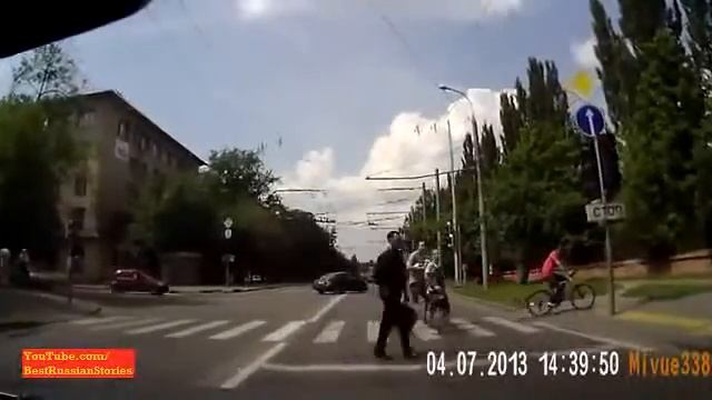 Judges Audi S8 Runs Red Light and Hits Pedestrian in Russia смотреть онлайн