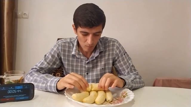 ЧЕЛЛЕНДЖ СЪЕСТЬ 10 БАНАНОВ за 10 мин ОТ ПОДПИСЧИКОВ или наказание 20 отжиманий смотреть онлайн