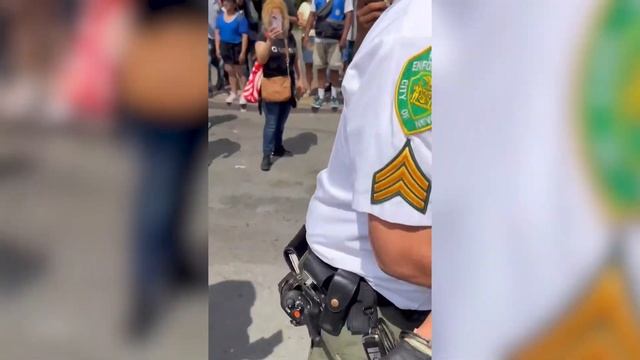 Viideo: NYC Parks employee cuff girl, 14, selling fruit w/ family as bystanders try to pull her awa смотреть онлайн